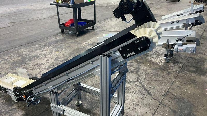 DORNER 10” W OF FLAT INCLINE BELT CONVEYOR  -  LPZ3210853