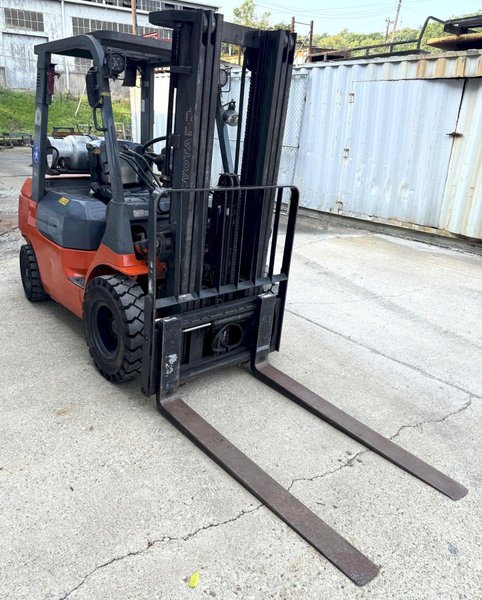 5000 Lb. Toyota Lift Truck, Pneumatic Tire, Triple Stage Mast, LP Gas, Side Shift