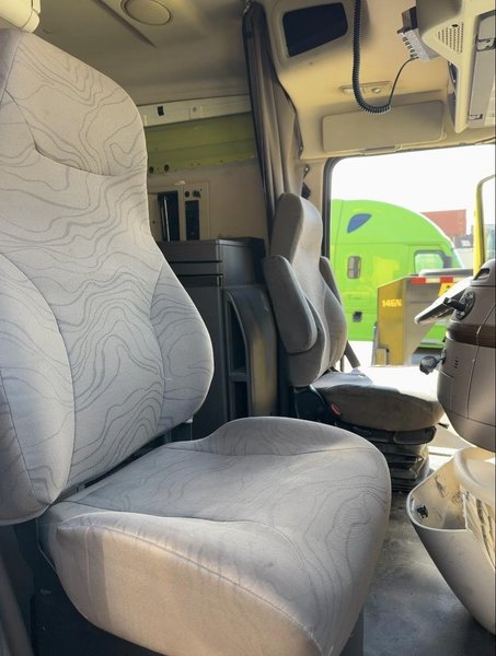 2017 Volvo VNL 760 High-Rise Sleeper Truck -Volvo D13 455HP, I-Shift Auto, 77″ High Cab, Tandem Axle Highway Tractor