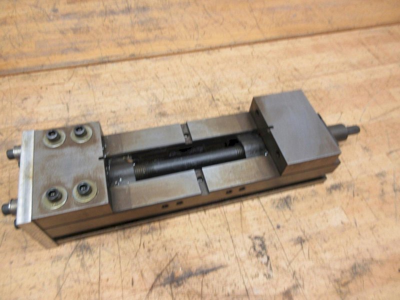 Double Lock 6" Machine Vise  ** Missing Center Jaw, No Jaws, No Handle **- Auction Item