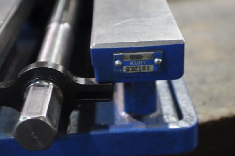 Kurt DX6 Crossover 6" Machine Vise, Steel Jaws, Handle- Auction Item