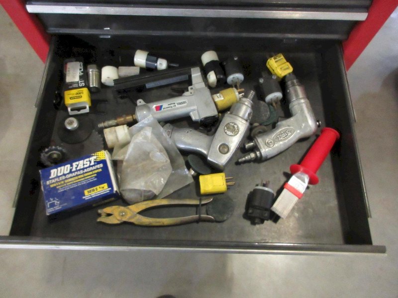 Crafstman 6-Drawer Rolling Tool Chest with Contents Including 6" Machine Vise- Auction Item