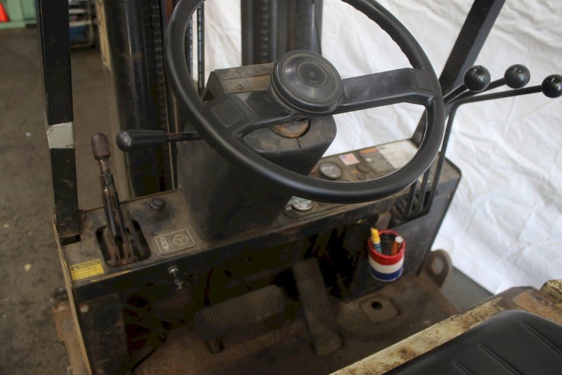 3700 LBS YALE GAS FORKLIFT: STOCK #75160