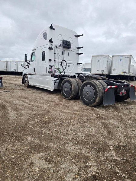 Freightliner Cascadia 126 Sleeper Truck, 2023 – Detroit DD15 / DT12 Automatic, Tandem Axle Class 8 Semi Tractor