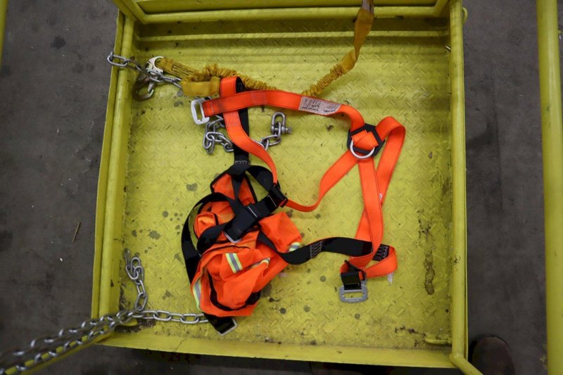 Fork Mounted Man lift Cage with Safety Chains and Personal Safety Harness, 771 lb Capacity- Auction Item