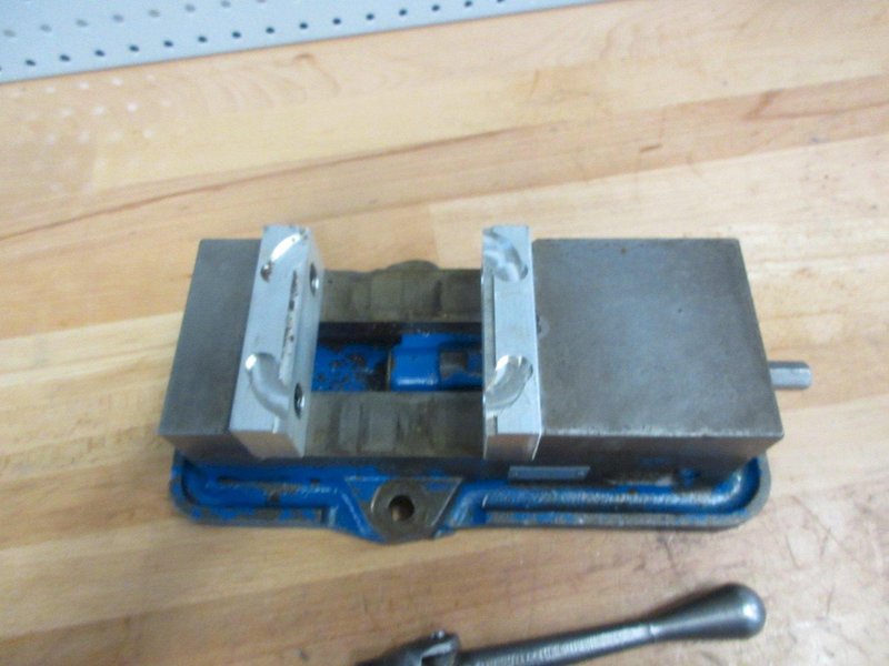 Kurt D40 4&quot; Machine Vise with Handle and Aluminum Jaws- Auction Item