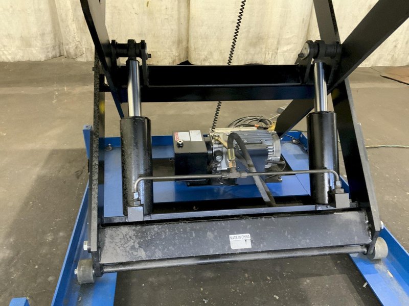 3300 LB GLOBAL INDSUTRIAL HYDRAULIC SCISSOR LIFT TABLE : STOCK #81179