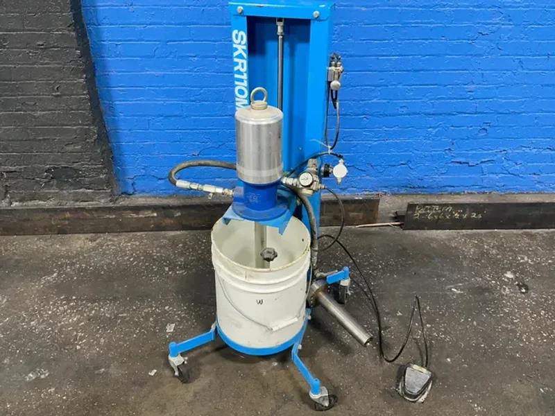 YAMADA 50:1 RATIO AIR-POWERED GREASE PUMP  -  SKR110M50SAL