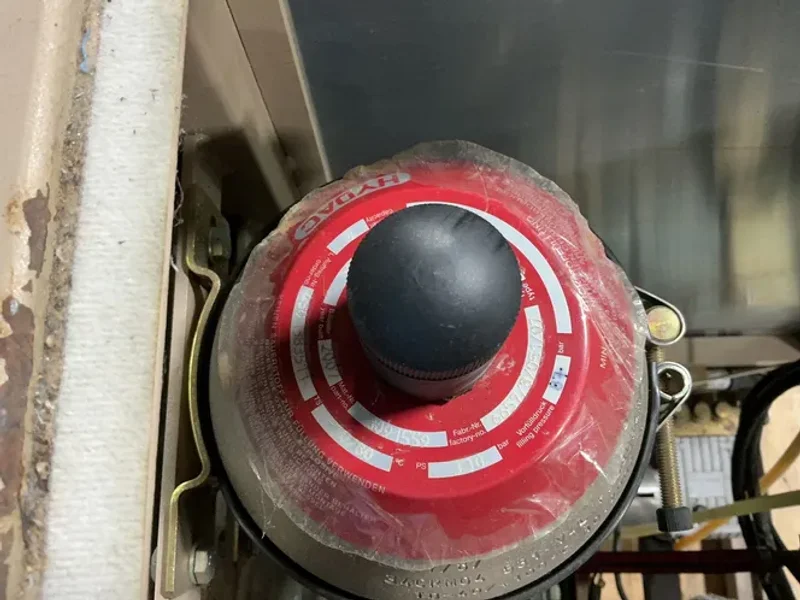IPC 8 L TEST BURST MACHINE   -  1520.0011