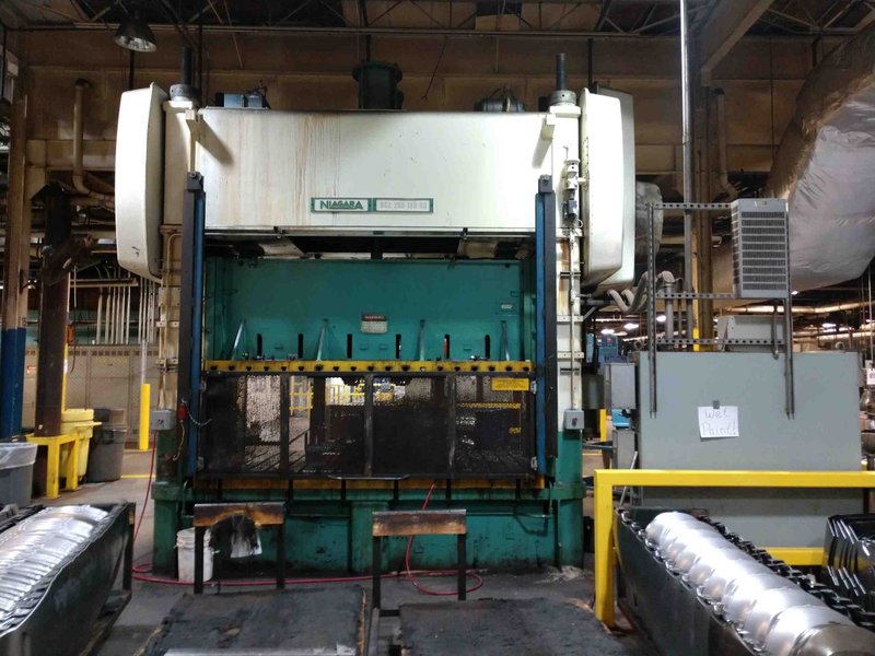 250 TON NIAGARA STRAIGHT SIDE DOUBLE CRANK PRESS, MODEL SC2-250, 12" STR, 30" SH, 11" ADJ, 120" LR X 60" FB BA, 20-40 SPM VARI, (3) 34 T CUSHIONS, 1988, Updated Controls