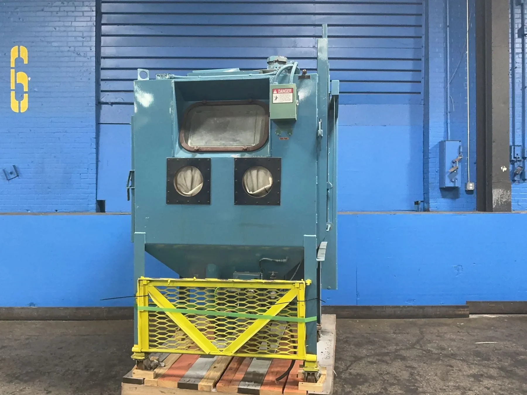 ABRASIVE BLAST SYSTEMS, INC 32” X 32” X 28” ON MOVING TABLE BLAST CABINET