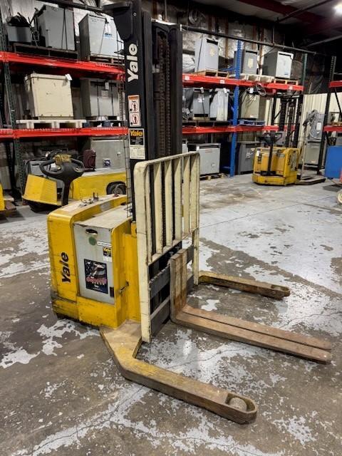 1 - PREOWNED YALE PALLET STACKER/WALKIE, MODEL #: MSW040LEN24TV083, S/N: C820N01994A