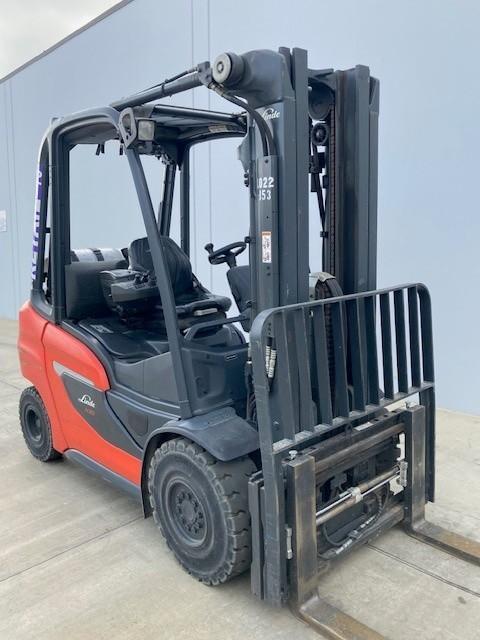 Linde H30T Forklift 2021 equipped with 6000# Capacity, 6078 Hours, Single Pedal, Solid Tires, 196/89 Triplex Mast, Integral Side shift Load Backrest, 4 Section Valve, Dual FNCT Hosing, Backup Alarm, A