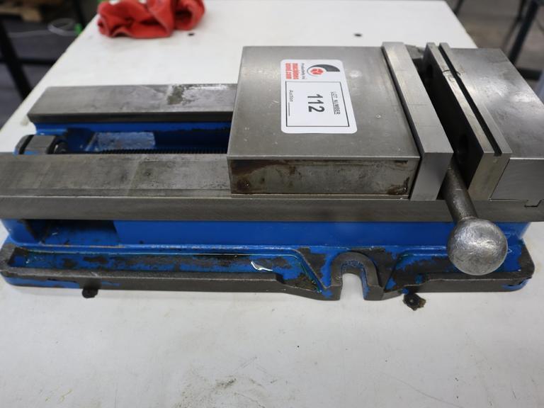 Kurt D688 6" Machine Vise with Hard Jaws and Handle- Auction Item