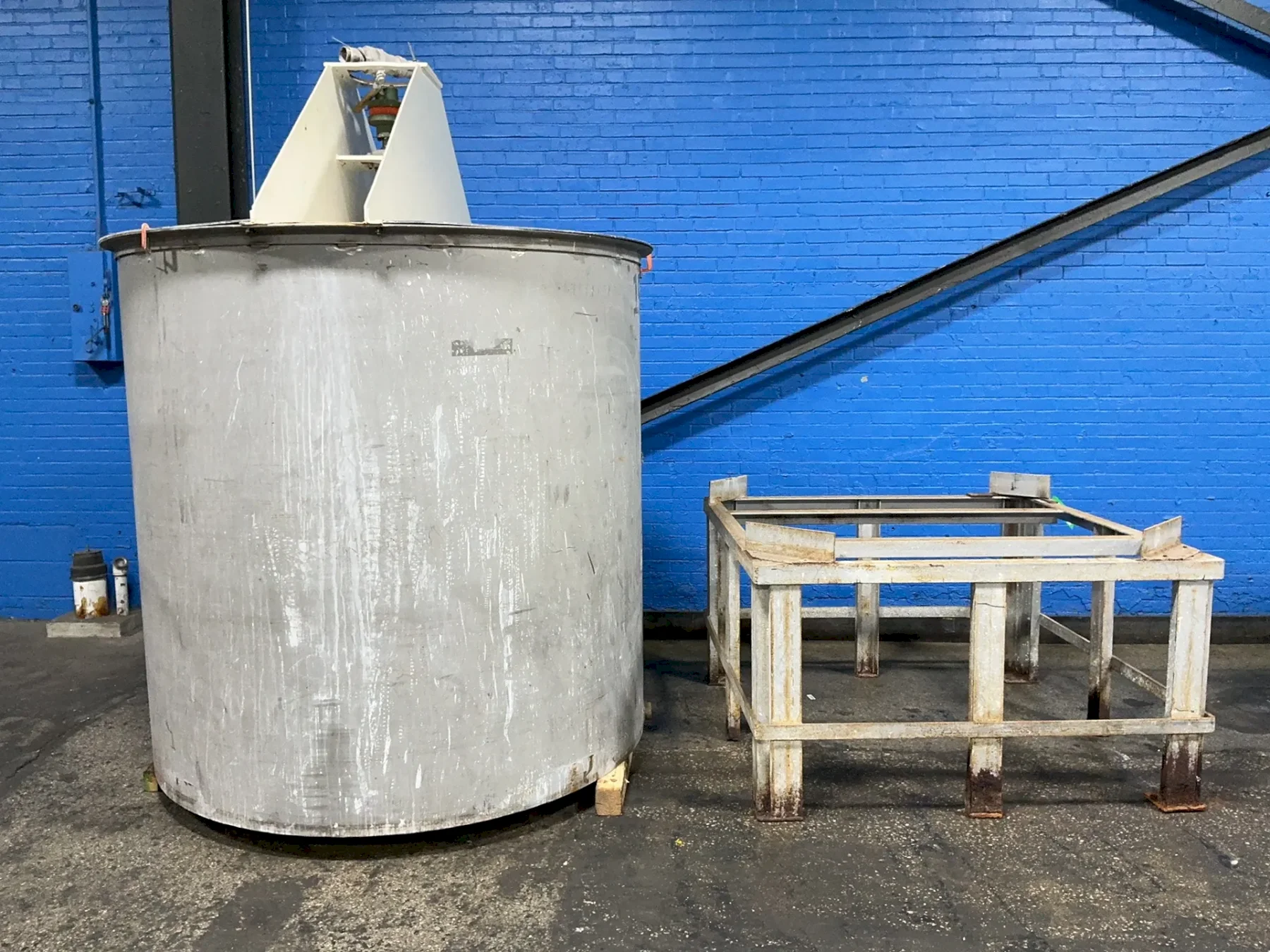 72” DIAMETER, 72” H TANK STAINLESS STEEL TANK WITH MIXER