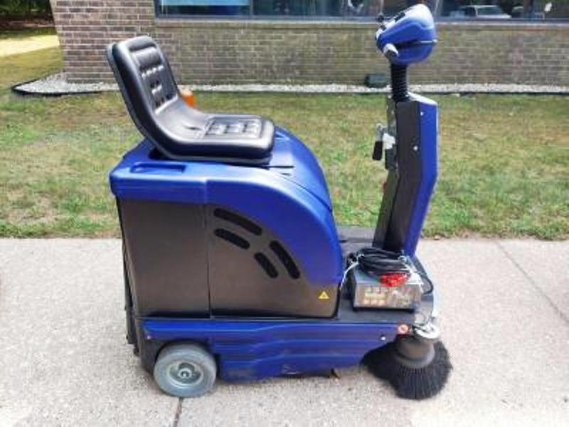 DEMO- PACIFIC RSW28 RIDER VACUUM SWEEPER