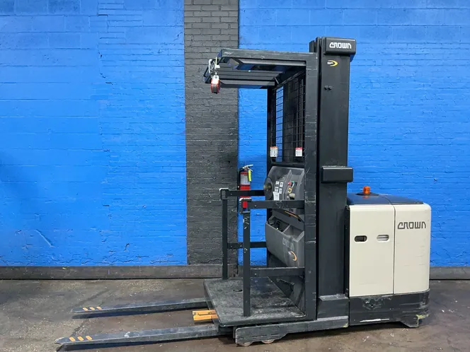 Crown 3000 Lbs Electric Order Picker - Sp3510-30