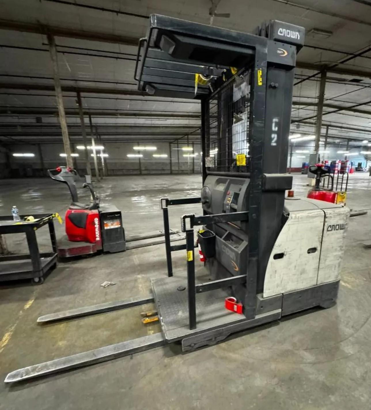 CROWN ELECTRIC ORDER PICKER FORKLIFT: YOBRO #25408