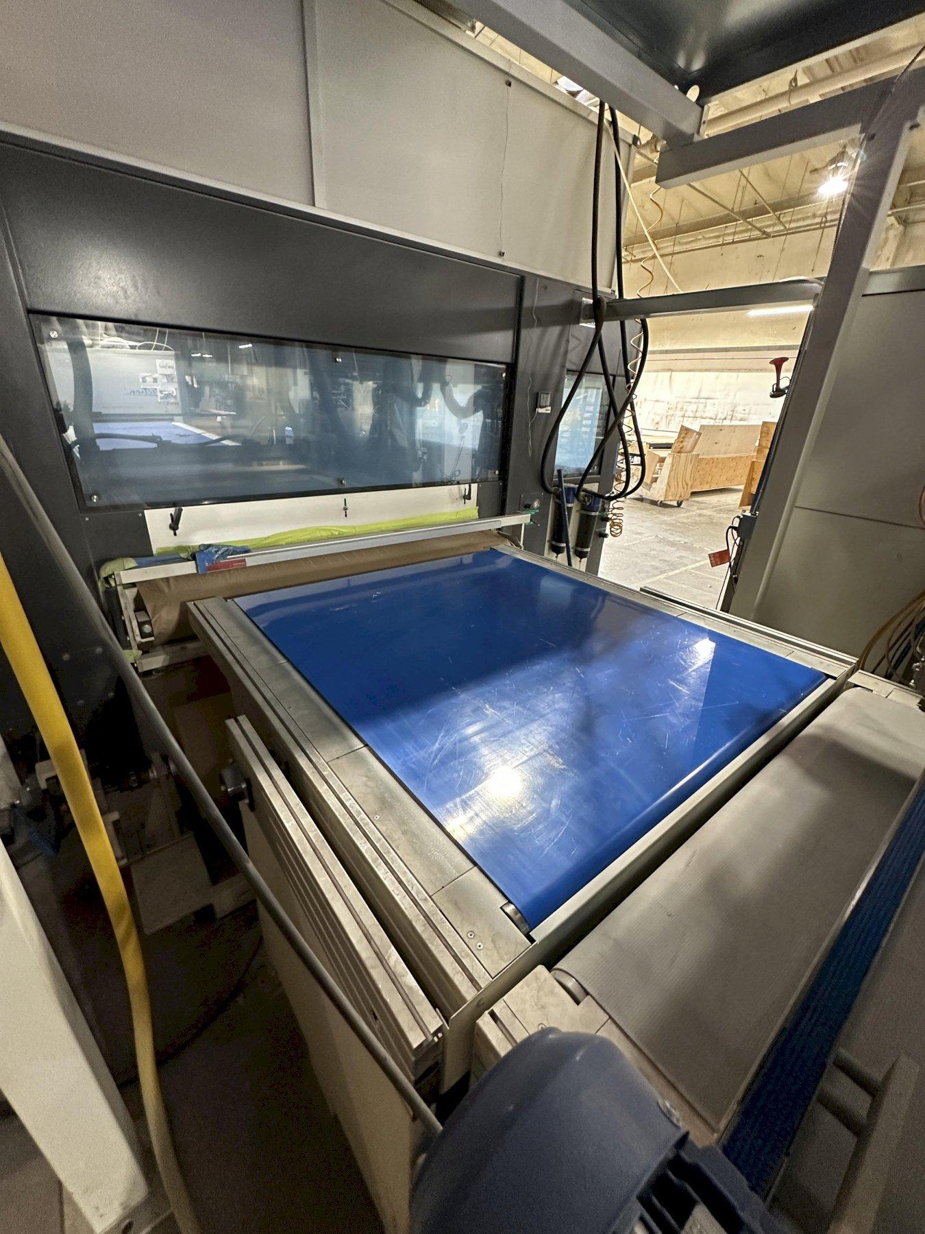 VD Finishing Systems - VD Simple Dynamic TOP CS Yr. 2022 With Pressurized cabin, filtering system, 2 Sets of Guns with 8 Spraying Heads, Wondrous Pannel Cleaning System, Heated Humidify Control Air Unit, 17' Infeed Conveyor, Coil-Uncoil Paper System, 10' Exit Conveyer,