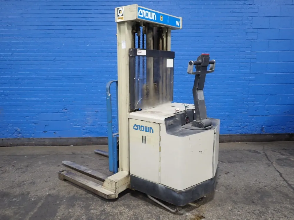 CROWN 3000 LBS ELECTRIC STRADDLE LIFT  -  30WTT-S