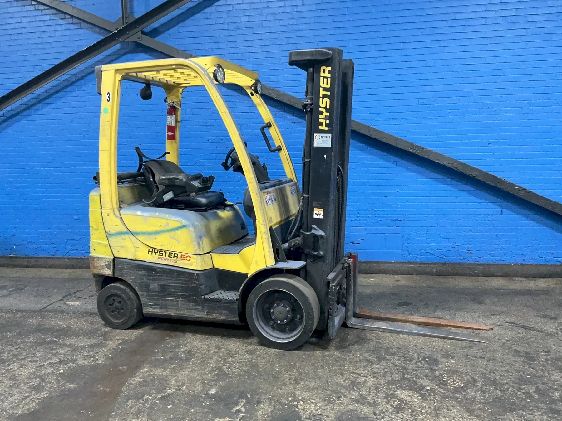 HYSTER 4800 LBS PROPANE FORKLIFT  -  S50FT