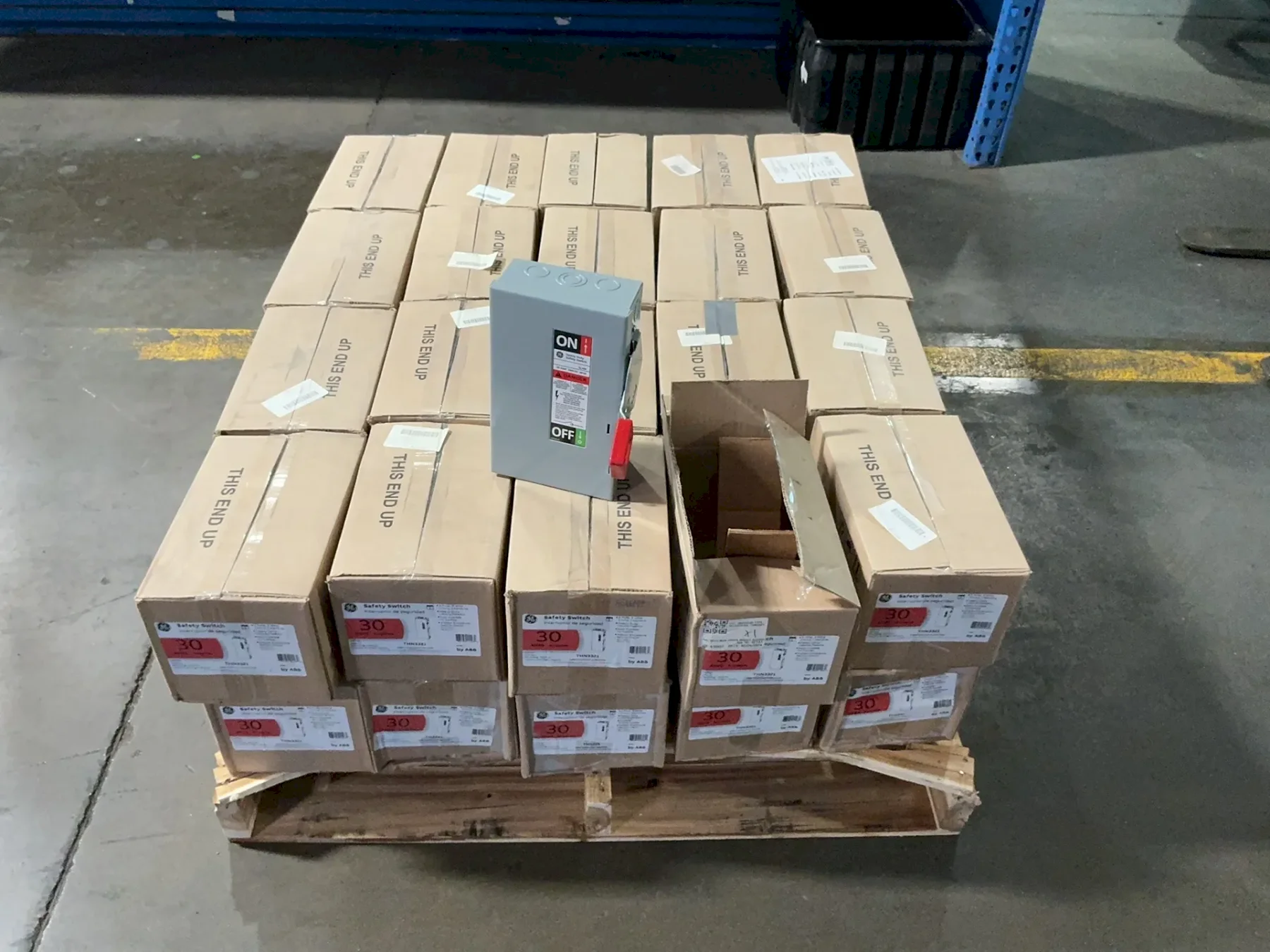 GE ABB 30 AMPS HEAVY DUTY SAFETY SWITCH   -  THN3321