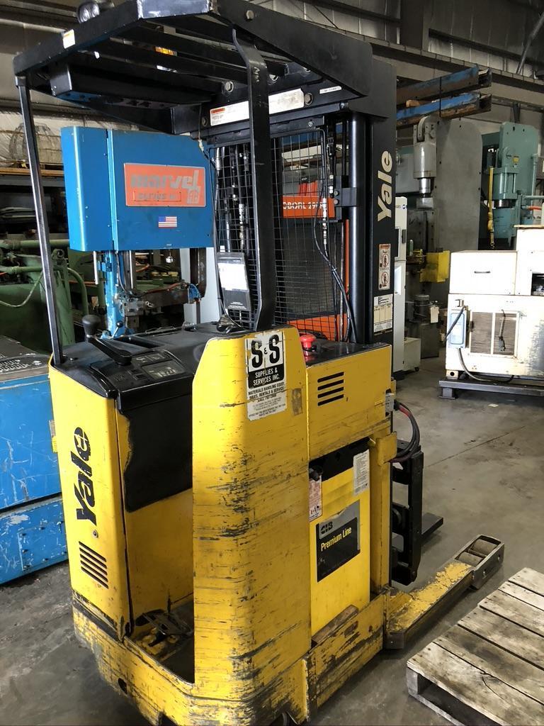 4,000 LB YALE STAND UP ELECTRIC FORK LIFT, MODEL NR040AENS24TE091