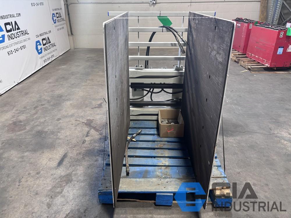 2021 - 2,640 LB. CASCADE MODEL 14J-CCS-2A-0074 HYDRAULIC CARTON CLAMP