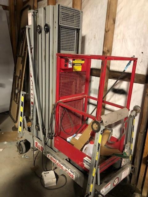HANDY HERMAN III SERIES MANLIFT STOCK #3071