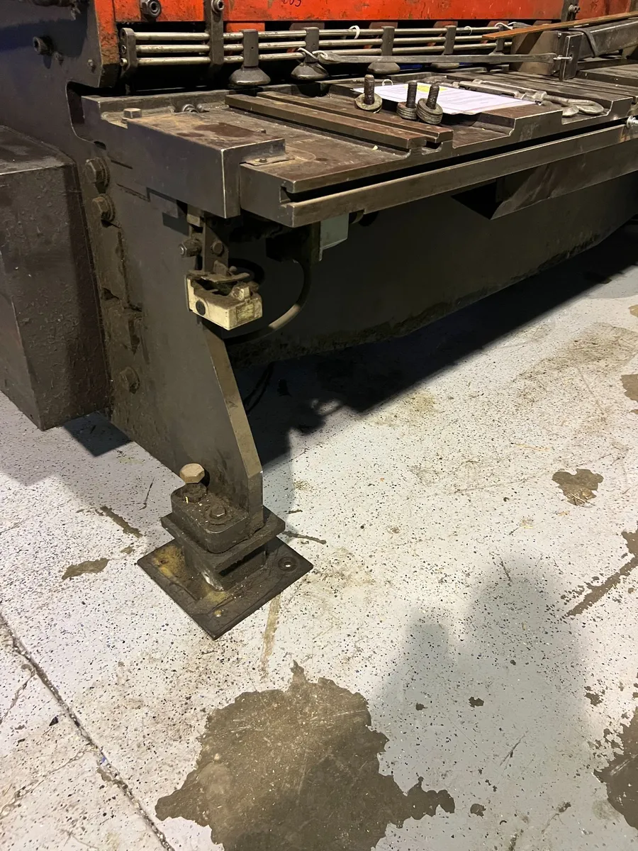 10’ x 1/4” Amada Model M3060 Mechanical Power Squaring Shear w/ FOPPBG