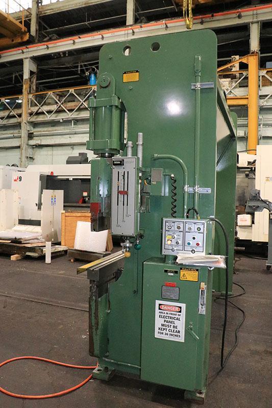 90 TON X 10' CINCINNATI HYDRAULIC PRESS BRAKE MODEL 90CBX8