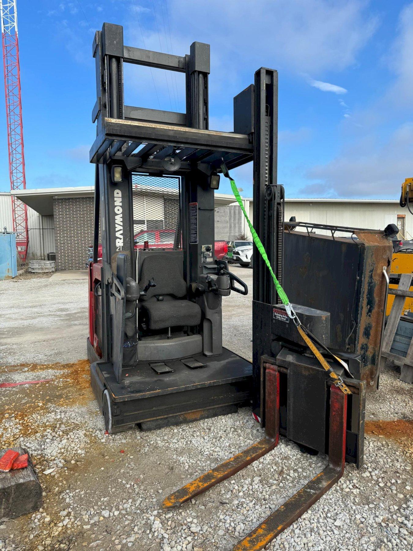 1 - PREOWNED RAYMOND SWING ELECTRIC REACH FORKLIFT, MODEL #: SA-CSR30T