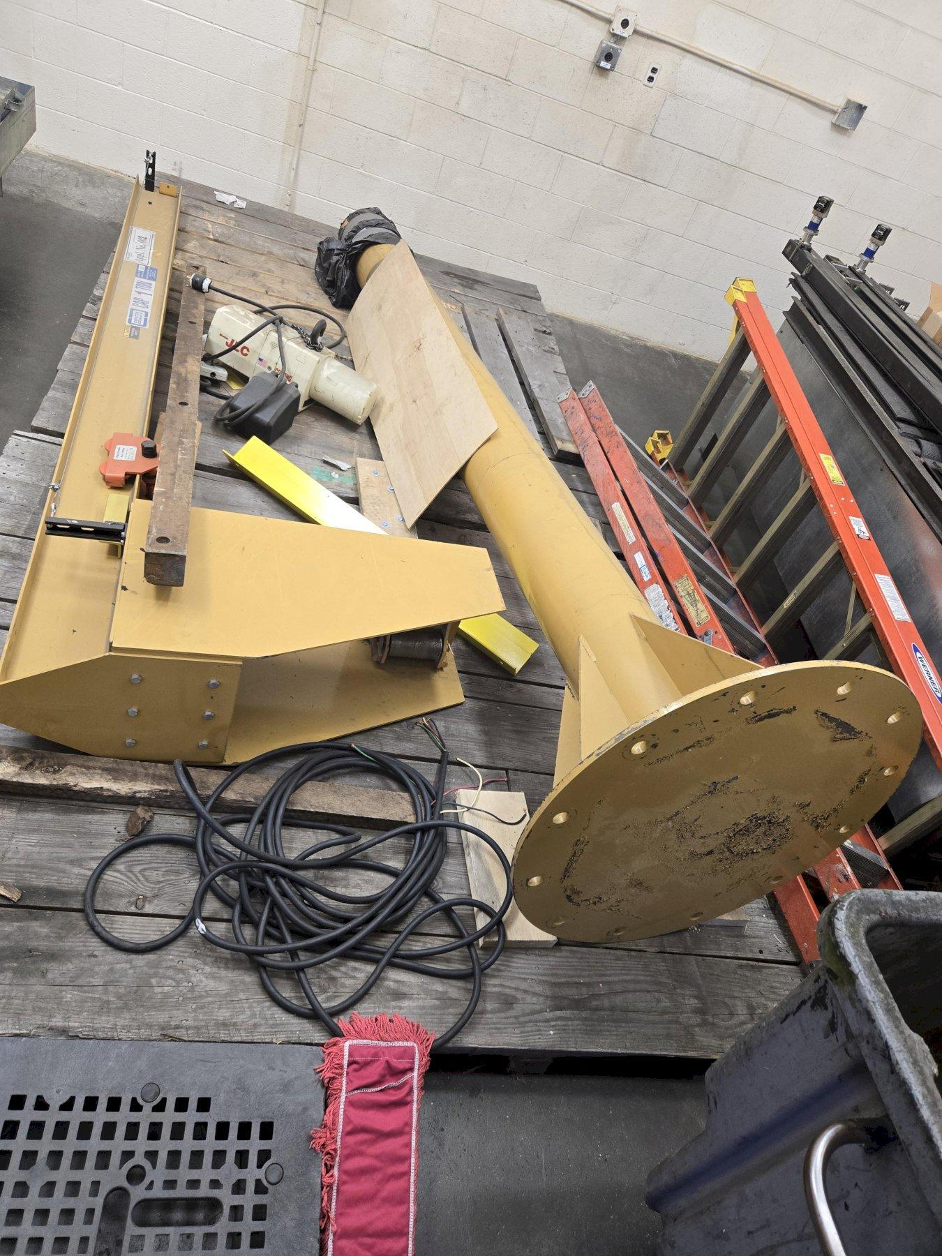 1 TON FREESTANDING JIB CRANE, 10' SPAN, 12' TALL, HOIST