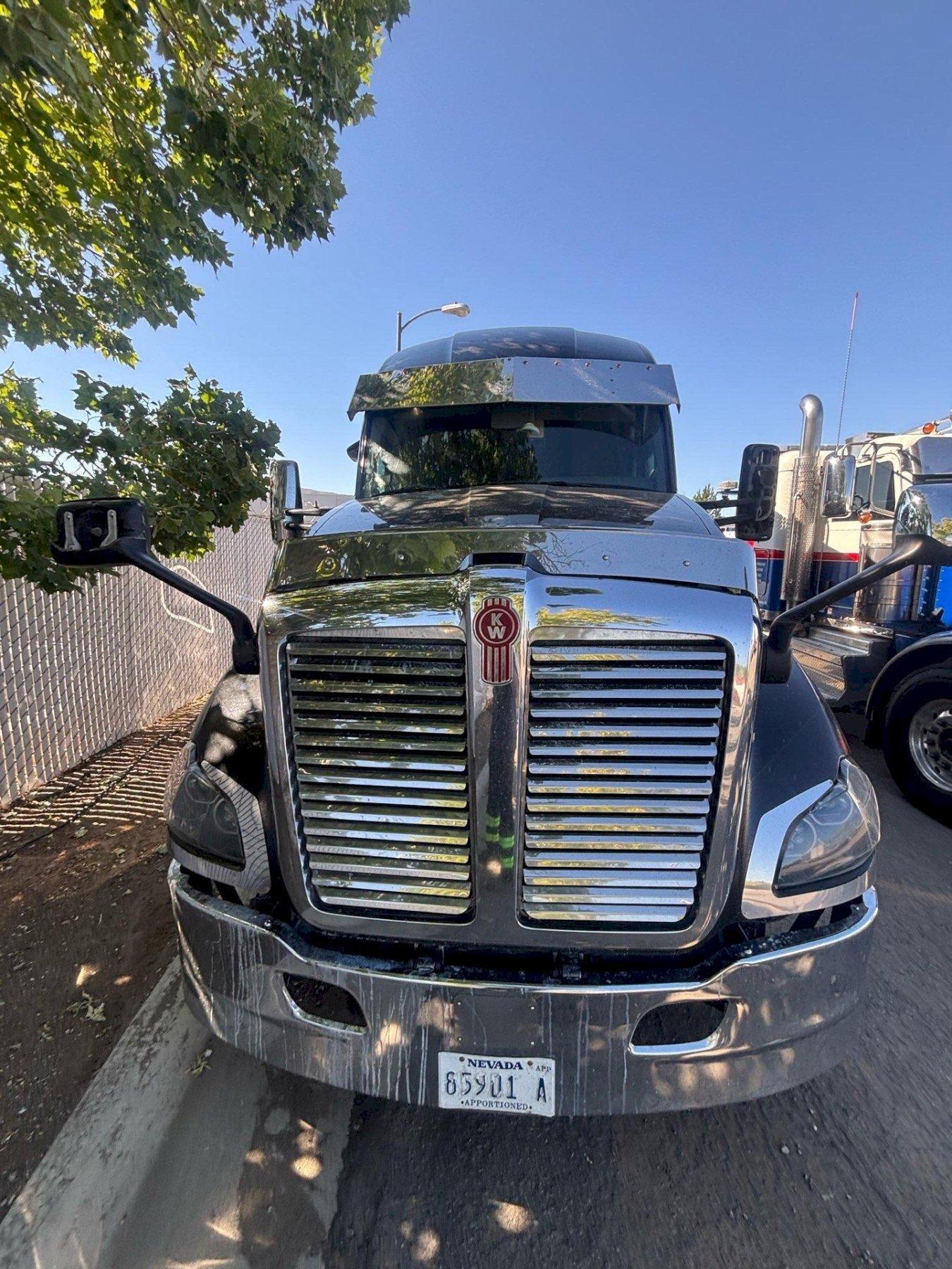 Kenworth T800 Sleeper Truck, 2019 – Heavy-Duty 6×4 Semi Tractor, Cummins/PACCAR Power, Sleeper Cab