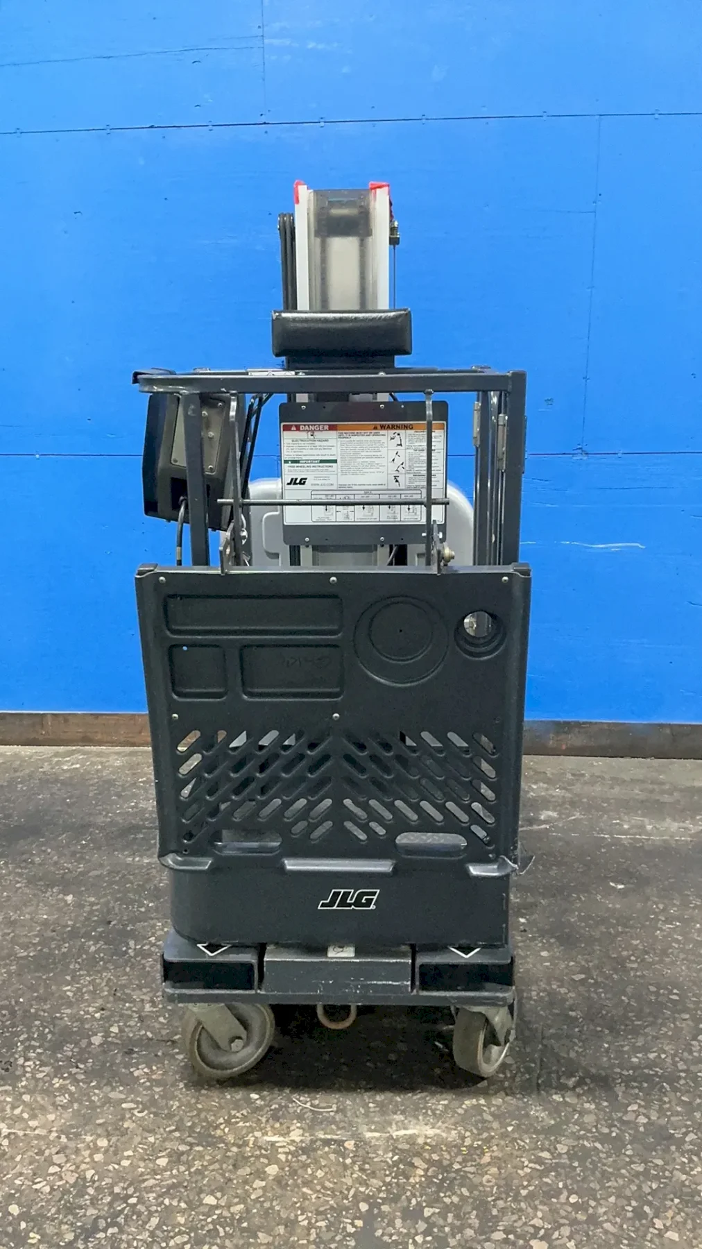JLG INDUSTRIES 400 LBS VERTICAL MAST LIFT  -  20MSP