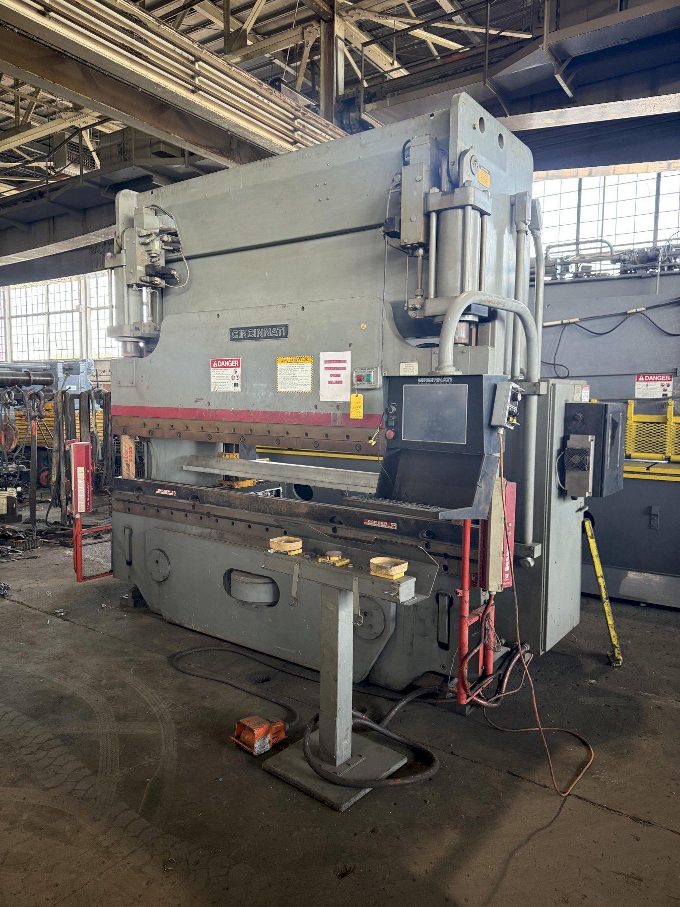 90 TON X 8' CINCINNATI FMII PRESSBRAKE. STOCK #0661525