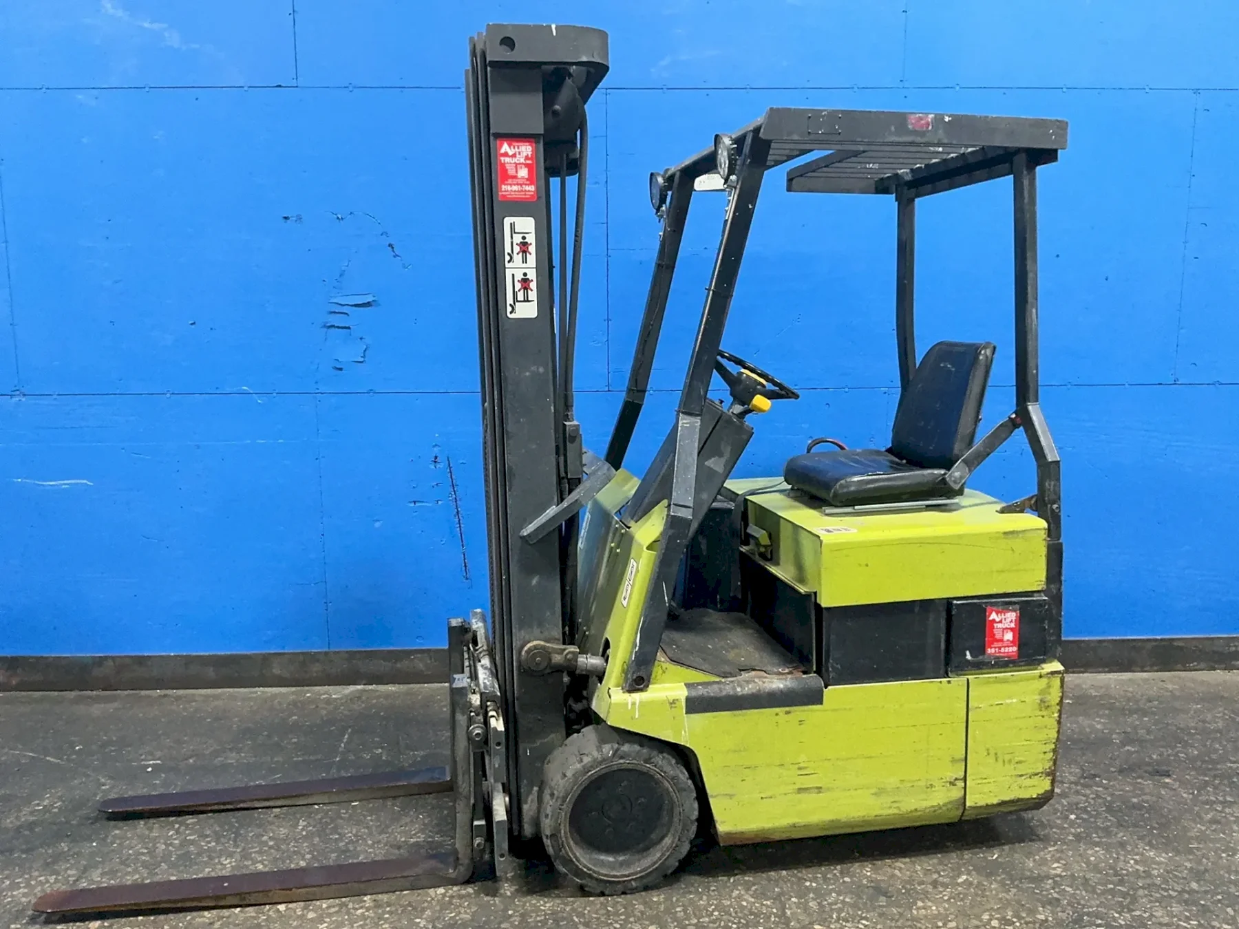 CLARK EQUIPMENT 2350 LBS ELECTRIC FORKLIFT  -  TM12