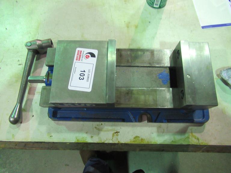 Kurt D675 Machine Vise with Steel Jaws and Handle- Auction Item