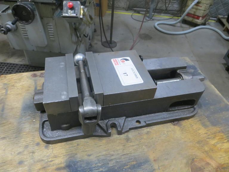 Kurt D675 Machine Vise w Steel Jaws and Handle- Auction Item
