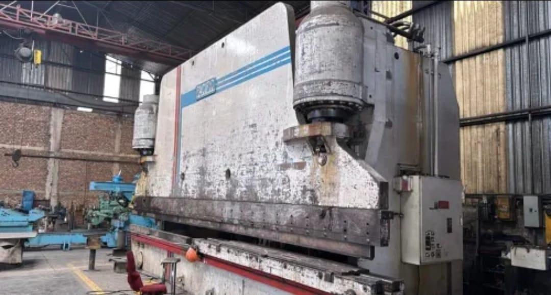 1000 Ton x 26' Pacific Hydraulic Press Brake