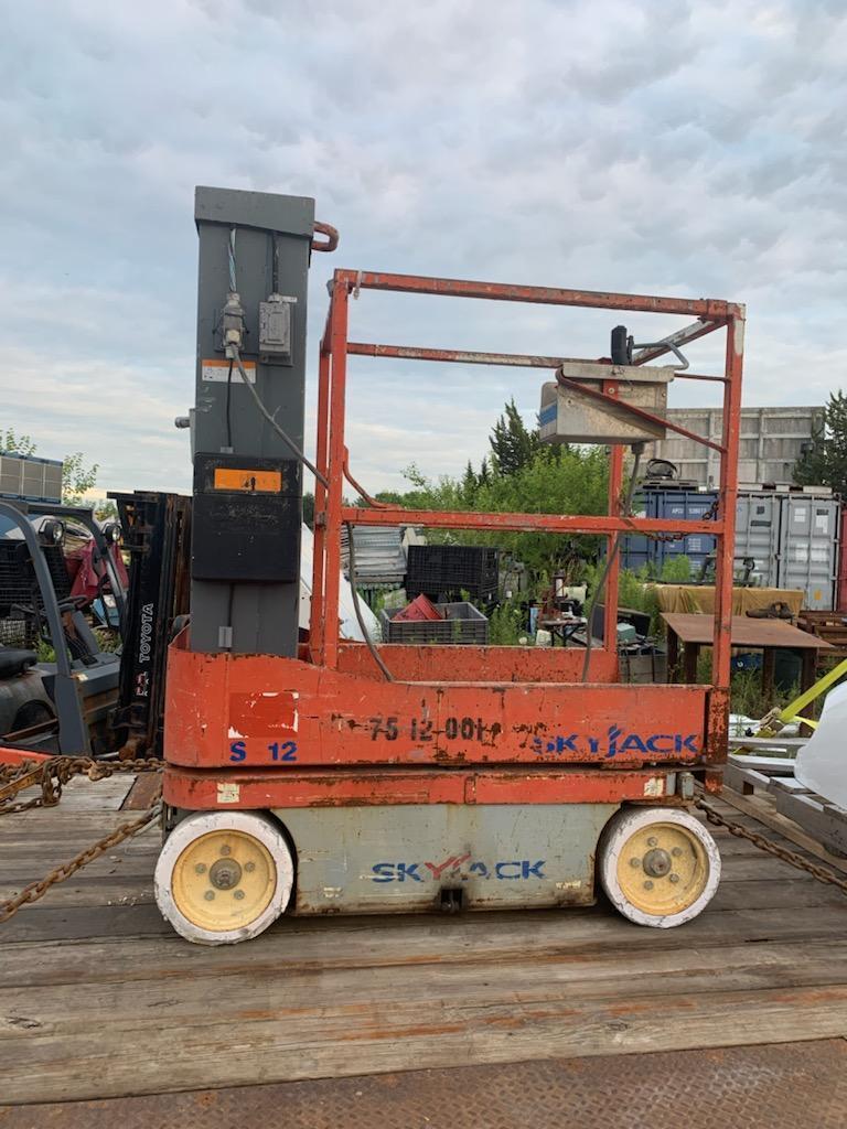 1 - PREOWNED SKYJACK VERTICAL MAST MAN LIFT, MODEL #: SJ12, S/N: 14001036