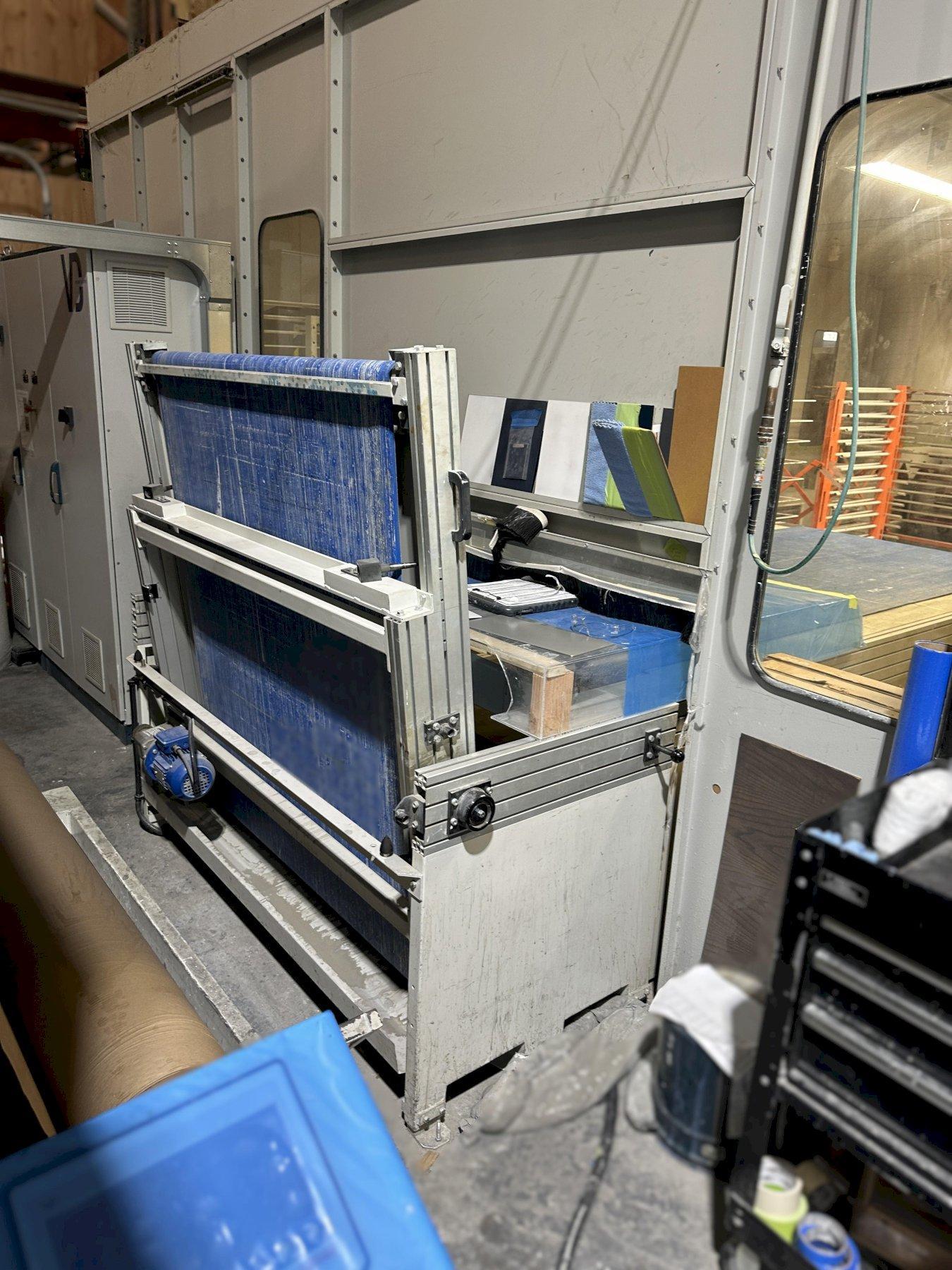 VD Finishing Systems - VD Simple Dynamic TOP CS Yr. 2022 With Pressurized cabin, filtering system, 2 Sets of Guns with 8 Spraying Heads, Wondrous Pannel Cleaning System, Heated Humidify Control Air Unit, 17' Infeed Conveyor, Coil-Uncoil Paper System, 10' Exit Conveyer,