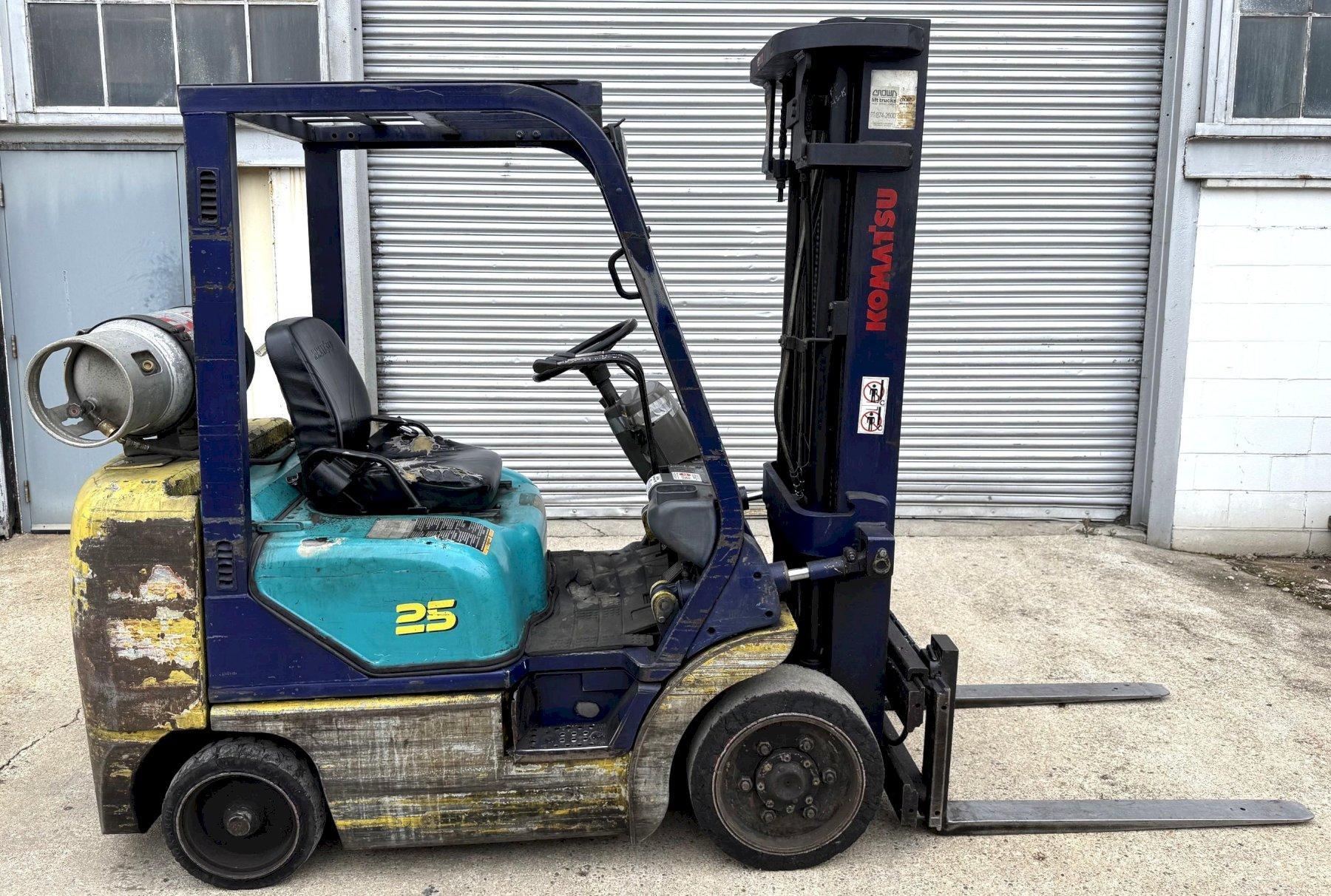 4500 Lb. Komatsu Lift Truck FG25ST-12 Triple Stage, SS, LP Gas, Low Price