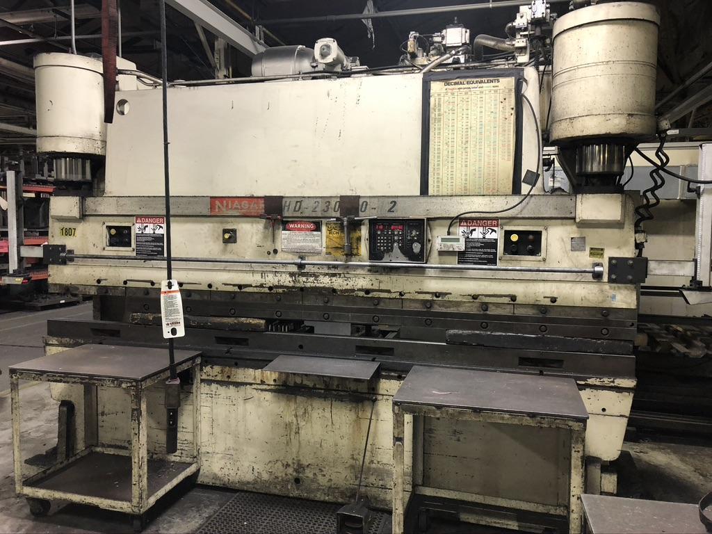 230 TON 12' NIAGARA HYDRAULIC PRESS BRAKE, 10' BETWEEN HOUSINGS, AUTOMEC 1000, LAZERSAFE LIGHT CURTAINS