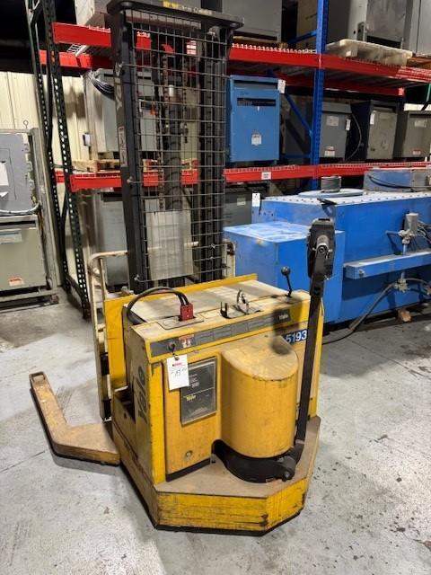 1 - PREOWNED 1999 YALE PALLET STACKER/WALKIE, MODEL #: MSW040LCN24TV083, S/N: B820N02719W