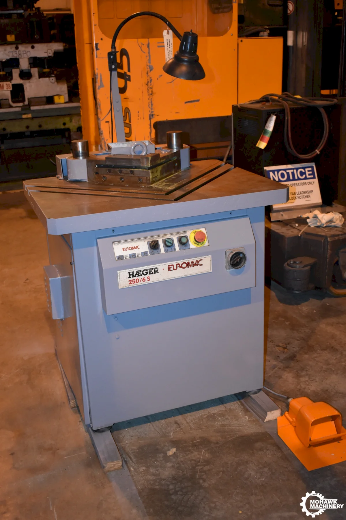 10" x 10" x 1/4" EUROMAC/HAEGER "250/6S" HYDRAULIC CORNER NOTCHER