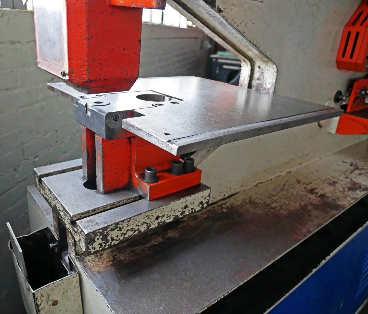 SUNRISE IW-66SD Ironworker - 66-Ton Dual-Station Hydraulic