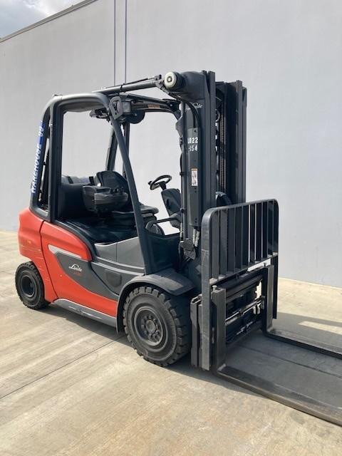 Linde H30T Forklift 2021 equipped with 6000# Capacity, 3088 Hours, Single Pedal, Solid Tires, 196/89 Triplex Mast, Integral Side shift Load Backrest, 4 Section Valve, Dual FNCT Hosing, Backup Alarm, A