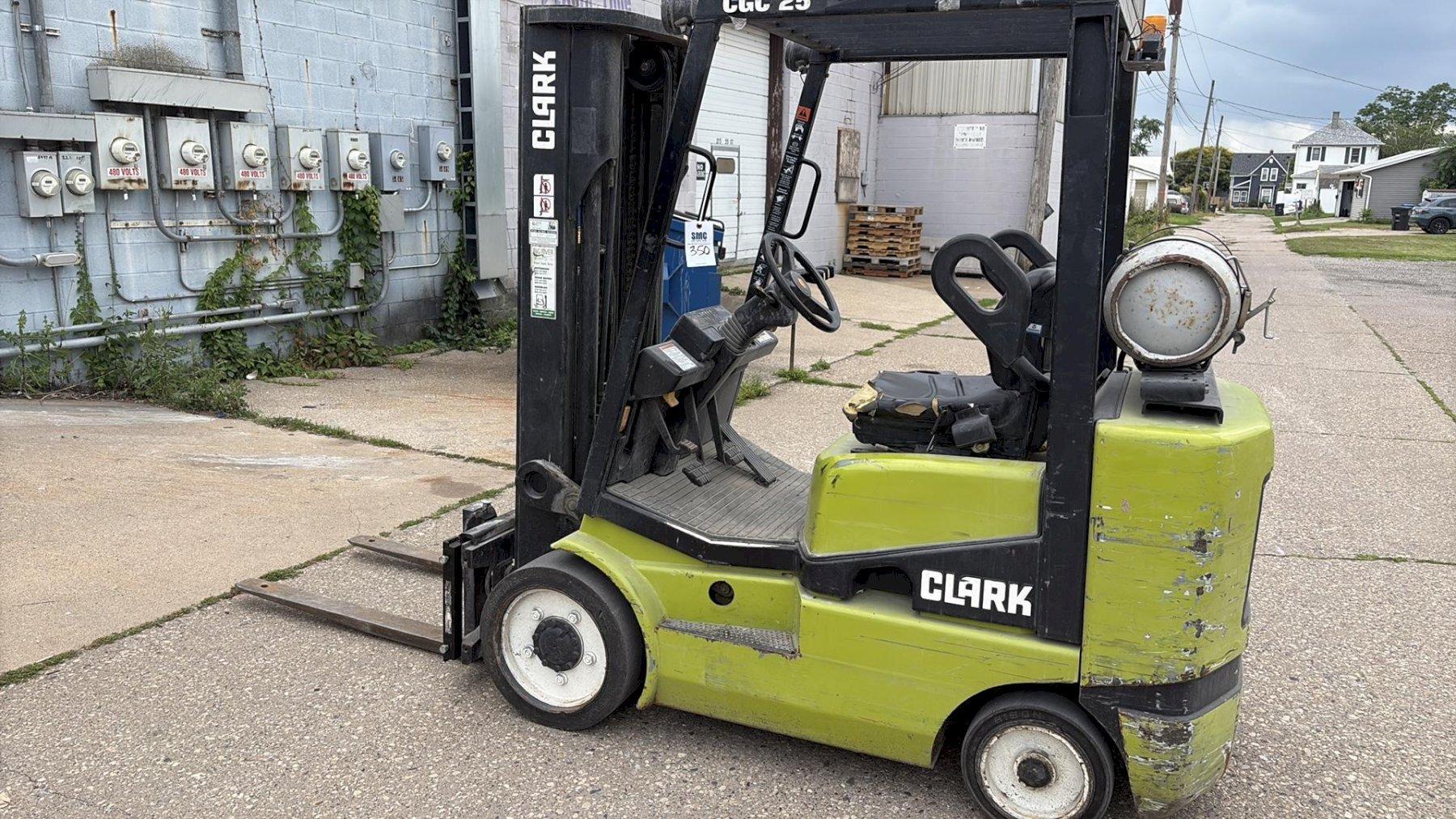 1 - PREOWNED CLARK FORKLIFT, MODEL #: CGC 25, S/N: C364L-0190-9402FB