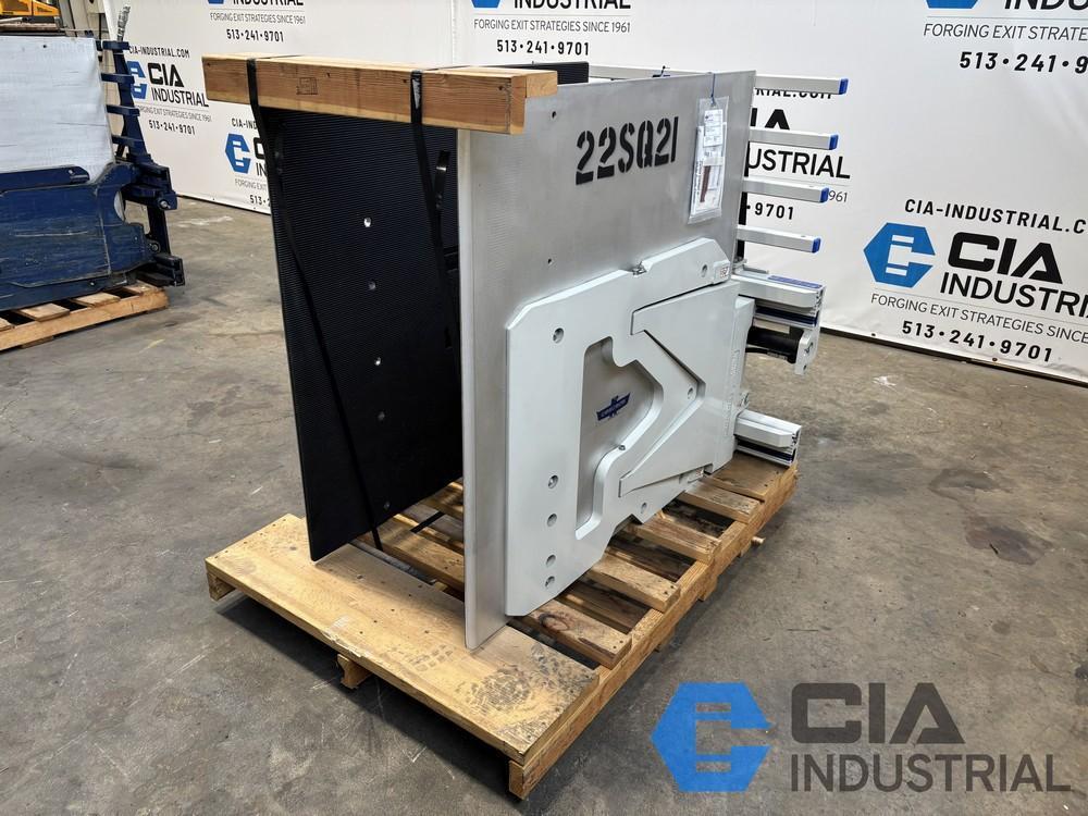 2022 - NEW NEVER USED 2,500 LB. CASCADE MODEL 14J-CCS-2A-0074 HYDRAULIC CARTON CLAMP ATTACHMENT
